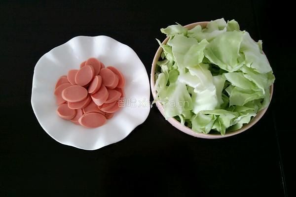 爆炒火腿圆白菜的做法图解1
