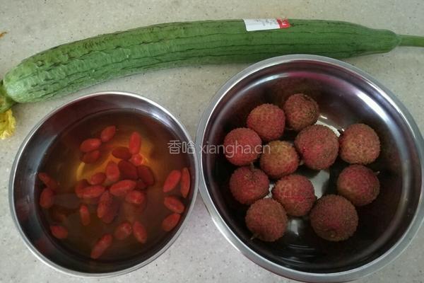 丝瓜炒荔枝的做法图解1