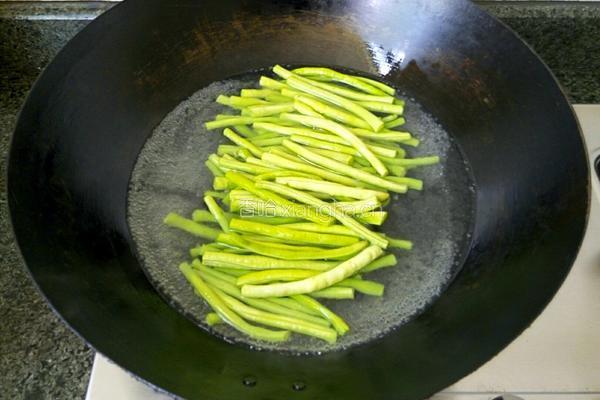 蒜蓉肉末豆角的做法图解3
