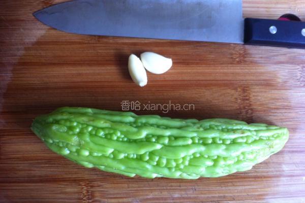 清炒苦瓜的做法图解1