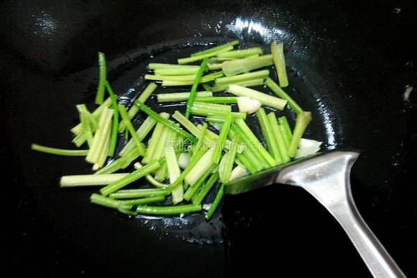 芹菜炒猪耳朵的做法图解5