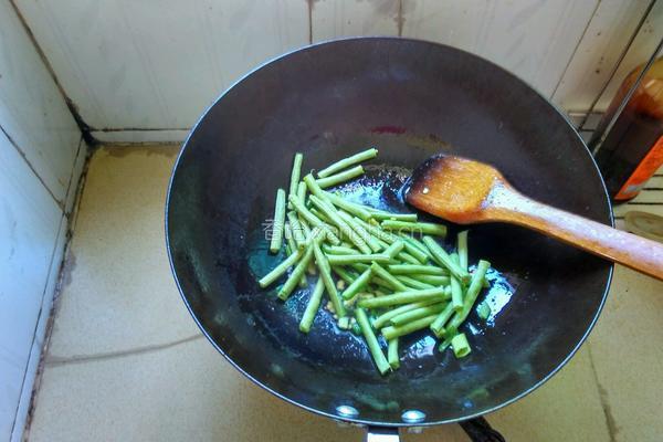 素炒苦瓜豆角的做法图解3