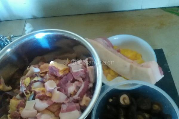 香菇炖鸡的做法图解1