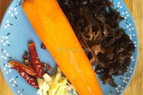 胡萝卜木耳肉片的做法图解1