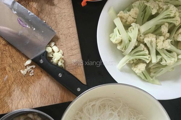 花菜炒鲜味粉丝的做法图解1