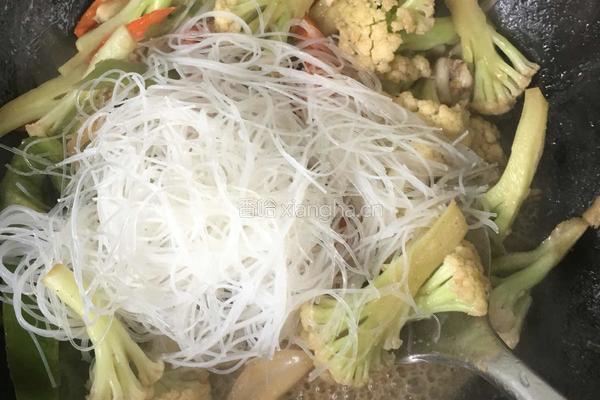 花菜炒鲜味粉丝的做法图解3
