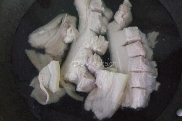 土豆红烧肉的做法图解1