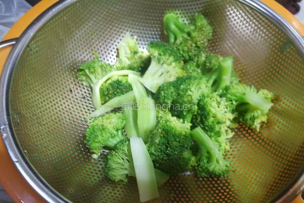 西兰花土豆沙拉的做法图解3