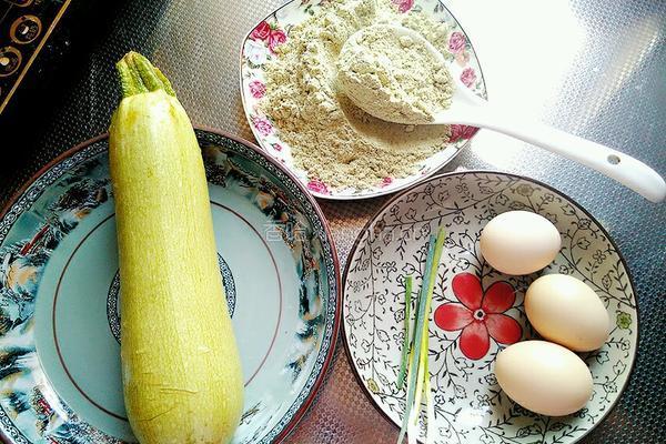 黑豆面儿西葫芦鸡蛋饼的做法图解1