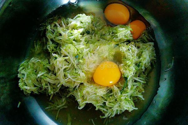 黑豆面儿西葫芦鸡蛋饼的做法图解3