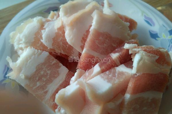 五花肉炒青菜蘑菇的做法图解2