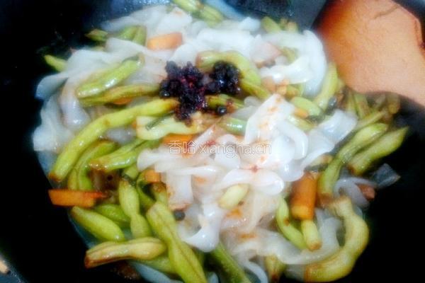 炖豆角土豆拉皮的做法图解9