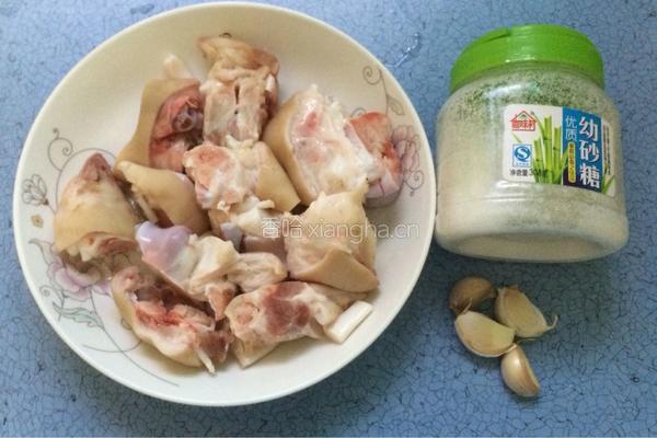 黄豆炖猪蹄的做法图解1