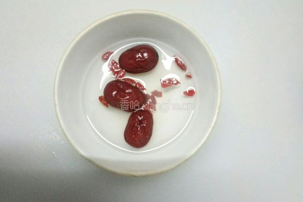 鱼胶排骨炖红枣枸杞的做法图解2