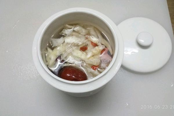 鱼胶排骨炖红枣枸杞的做法图解4