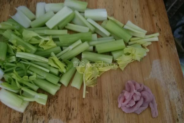 芹菜炒肉的做法图解1