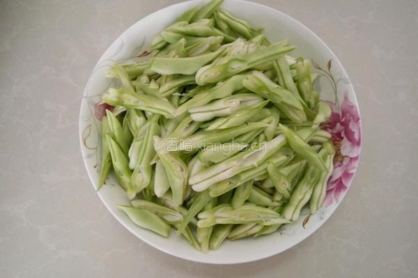 四季豆炒火腿的做法图解1