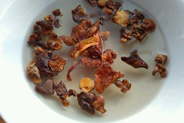 素炒松蘑土豆片的做法图解2