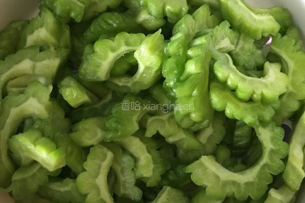 清炒苦瓜的做法图解3