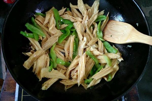 青椒炒腐竹的做法图解7