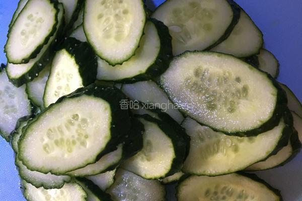 黄瓜鸡蛋的做法图解1