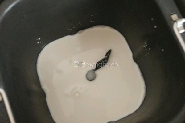 豆沙面包的做法图解2