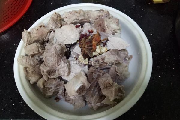 土豆烧排骨的做法图解1
