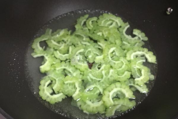 苦瓜炒蛋的做法图解3