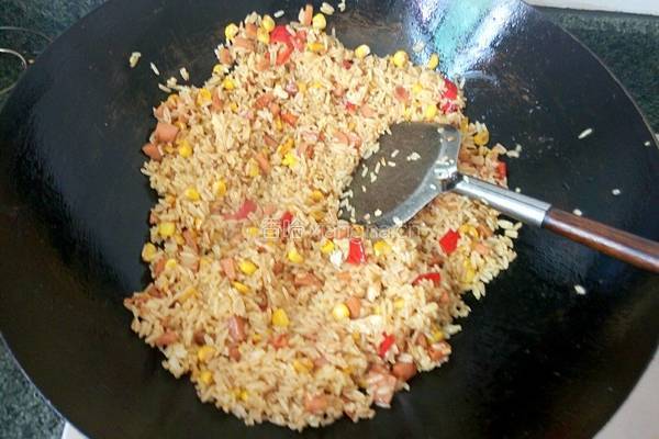 玉米火腿粒炒饭的做法图解7