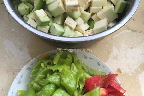 青椒 番茄炖茄子的做法图解1