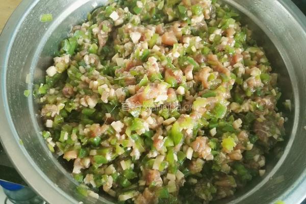 猪肉青椒杏鲍菇饺子的做法图解1