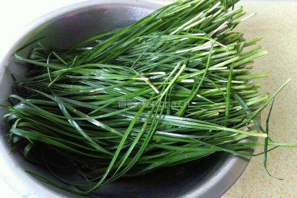 韭菜鸡蛋馅饼的做法图解1