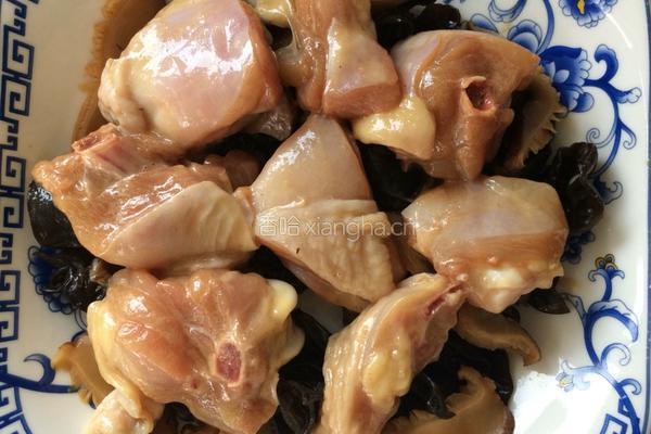 冬菇木耳蒸滑鸡的做法图解5