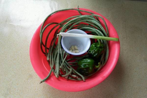 胡萝卜焖缸豆的做法图解1
