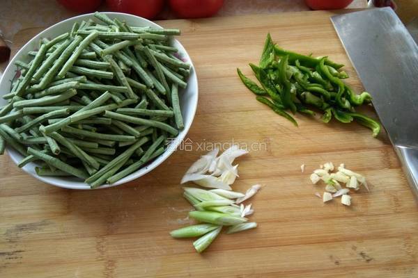 胡萝卜焖缸豆的做法图解2
