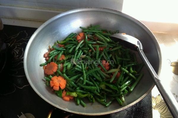 胡萝卜焖缸豆的做法图解5