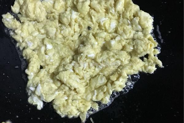 鲜虾鸡蛋炒韭菜黄的做法图解6