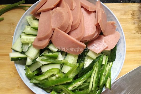 黄瓜炒火腿的做法图解2