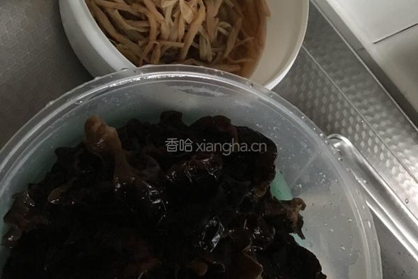 黄花菜烧木耳的做法图解1