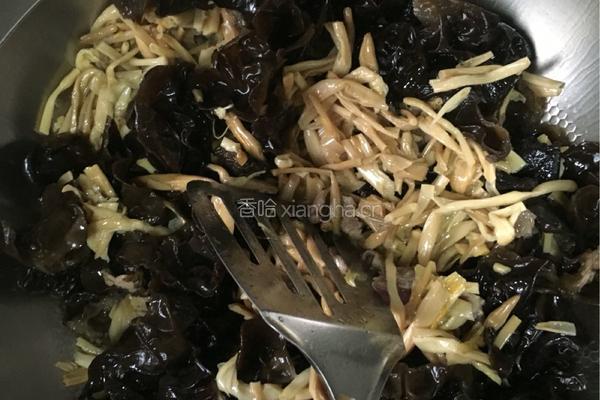 黄花菜烧木耳的做法图解3