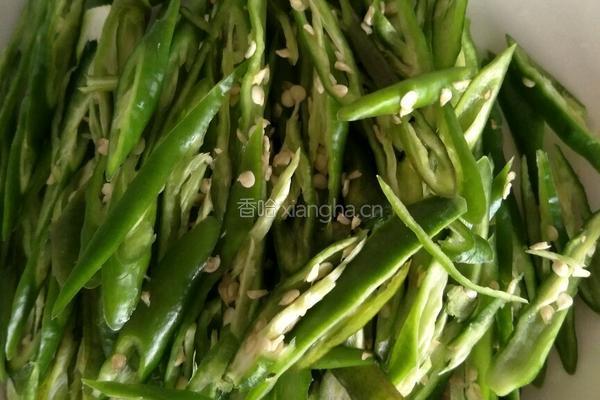 青椒炒茶豆的做法图解1