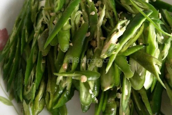 爆炒小黄鱼的做法图解1