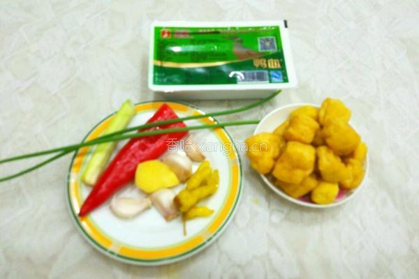 鸭血烧油豆腐的做法图解1