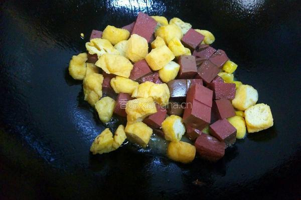 鸭血烧油豆腐的做法图解7
