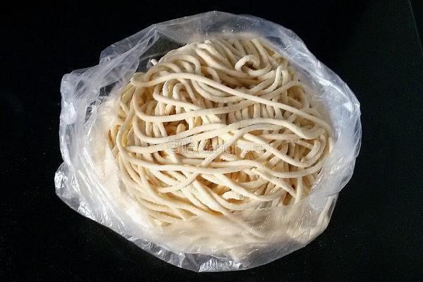 西红柿鸡蛋拌面的做法图解1