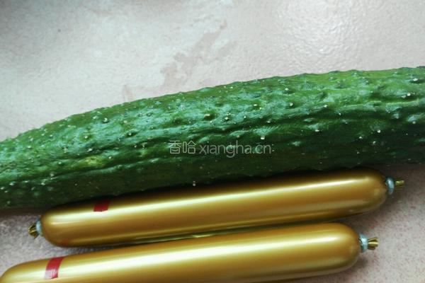 黄瓜炒火腿肠的做法图解1
