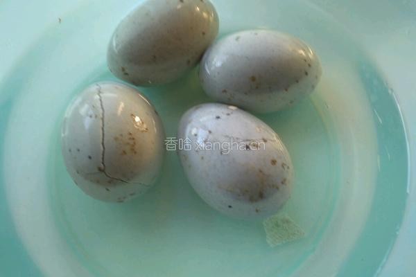 皮蛋拌黄瓜的做法图解1