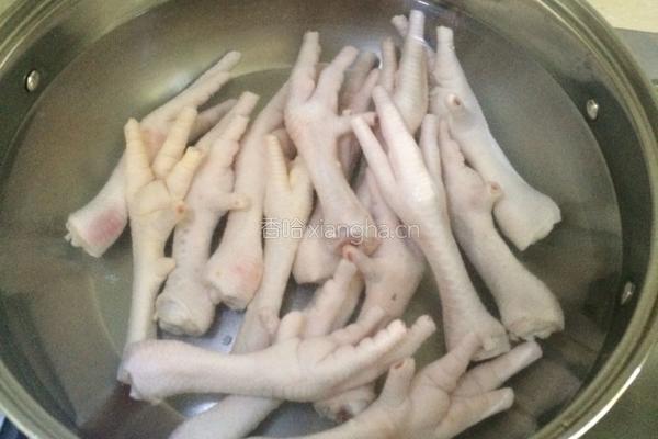 豉汁辣椒蒸凤爪。的做法图解3