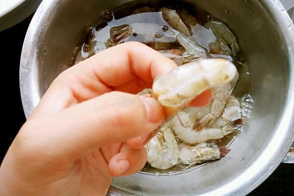 蒜蓉番茄虾的做法图解2