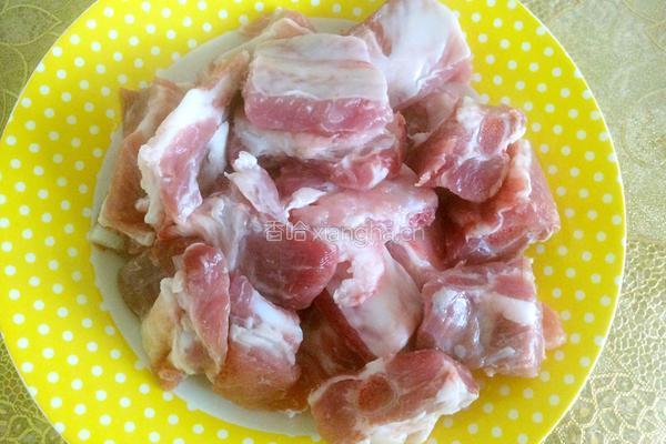 排骨炖豆角的做法图解1